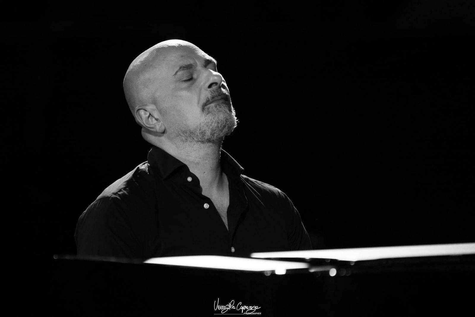 Ritratto in bianco e nero di Michele Di Toro al pianoforte